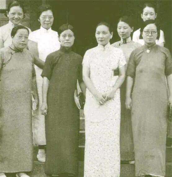 她曾一个月失去四位亲人,35岁当校长,63岁当副省长,终身未婚_吴贻芳