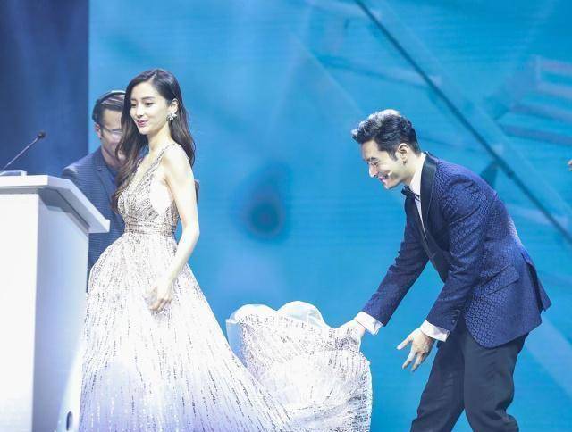 原创打破婚变传言黄晓明angelababy时隔1年同台亮相二人交流不多
