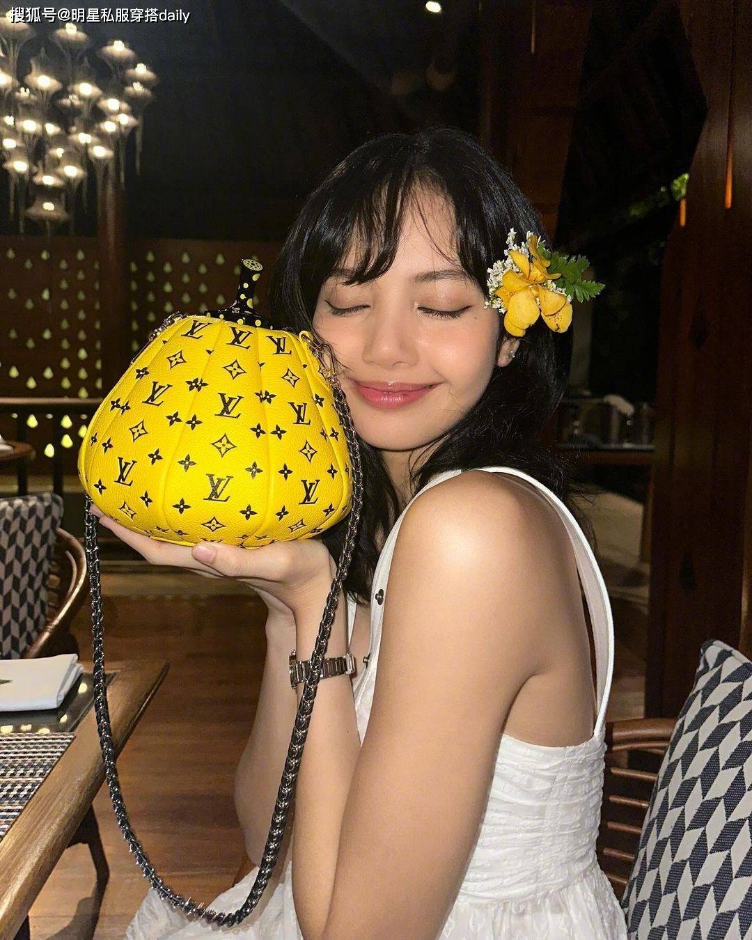 lisa这是真的飞升了?开心穿绿麻花编针织裙秀欧美风身材曲线