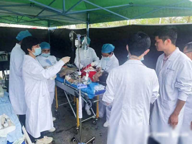 针对张廷的病情,国家紧急医学救援队(广东)迅速介入,组成现场抢救