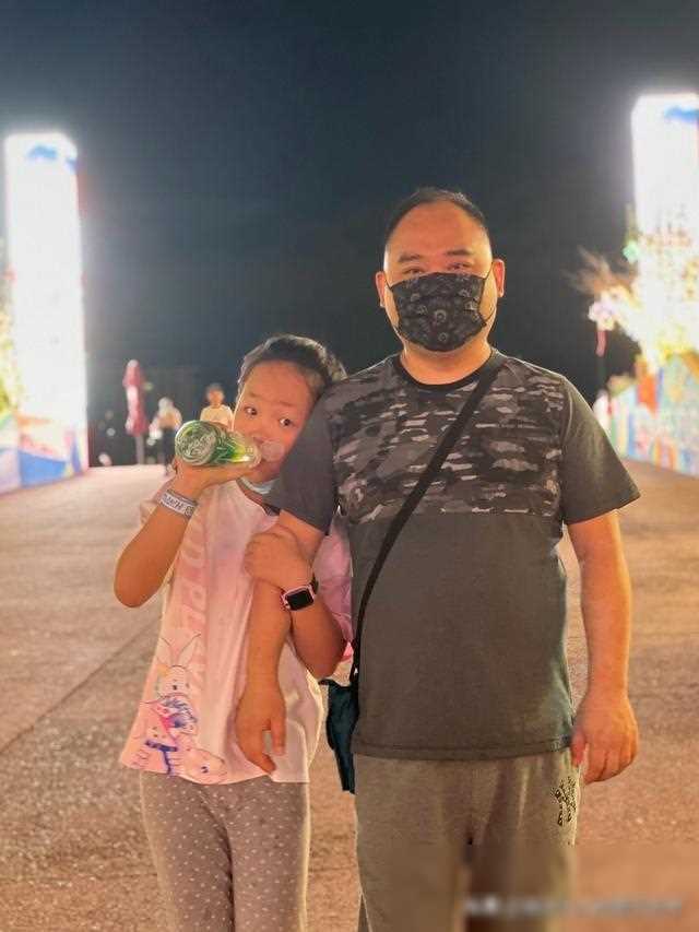 德云社侯震带女儿买玩具才十三岁身高已过父亲