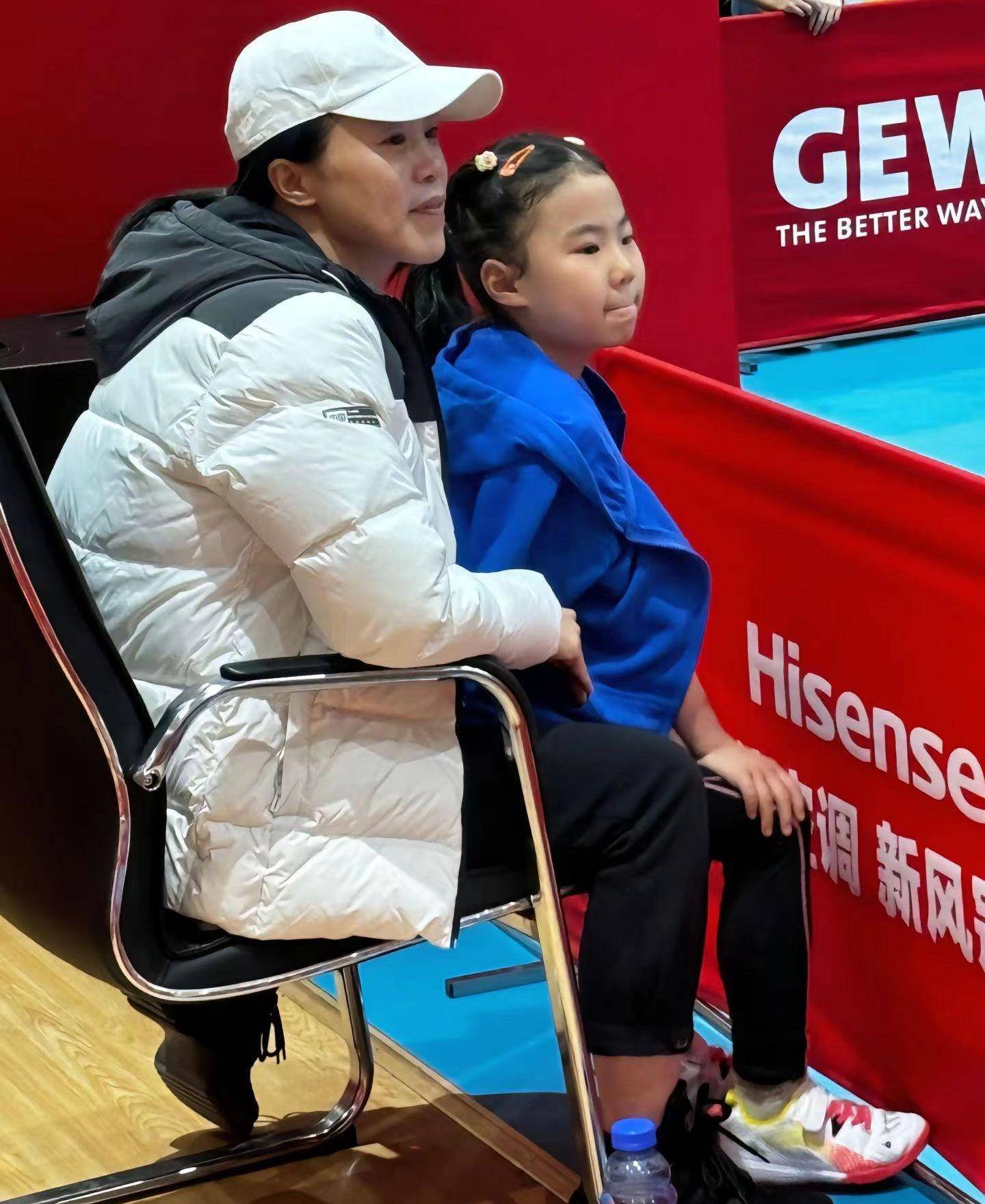 刘国梁笑着说:是我促成他们俩见面的,然后郭斌主动和王楠一起吃饭