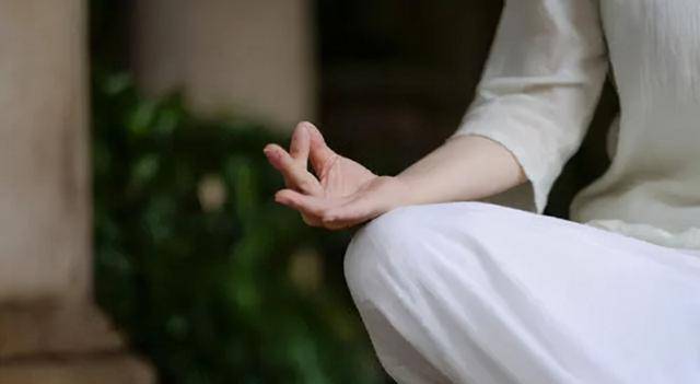 二,"终南山第一女隐士":曾连续打坐108天,自称能与佛祖对话王芝霞在终