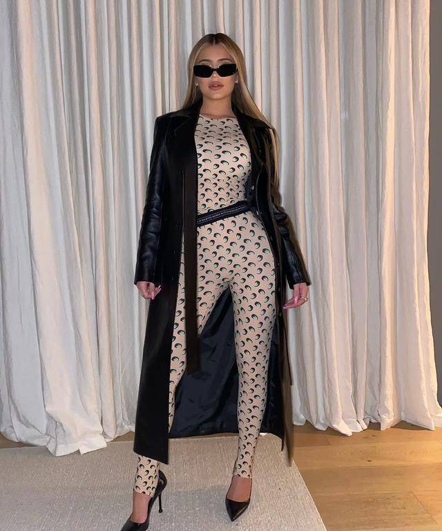 金小妹蹲地拍照鞋子不堪重负母女俩穿同款时尚衣像肉丸子