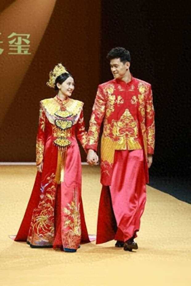 孙杨张豆豆夫妻牵手秀恩爱!幸福满溢