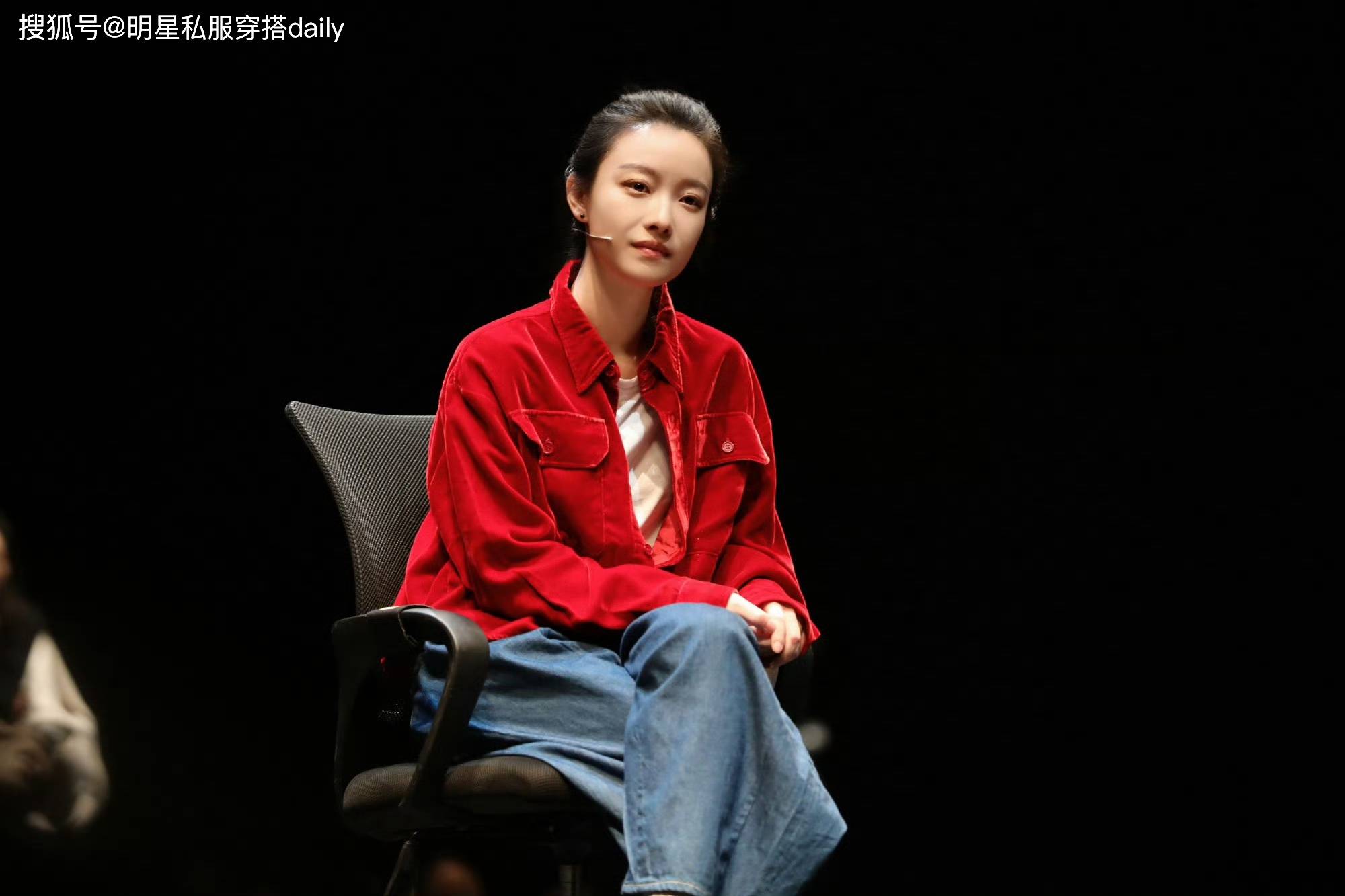 原创倪妮万种风情谁能抵挡灰色针织衫搭牛仔裤手上珐琅戒指很贵气