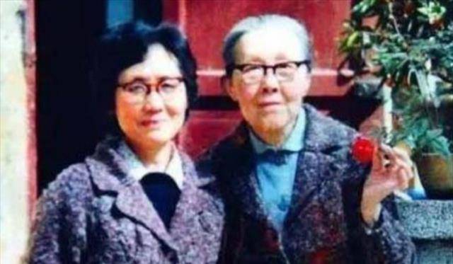 为了能有见到李开弟的机会,张茂渊甚至和李开弟的妻子做了闺蜜,这是