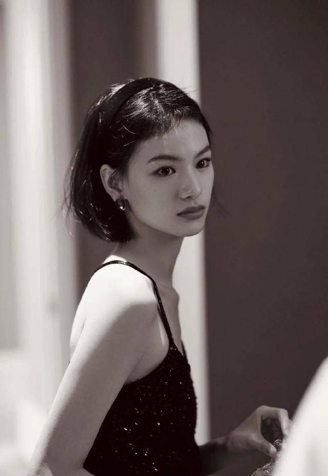 原创穿黑色超短裙露大长腿的心机girl长这个样就被瞬间原谅