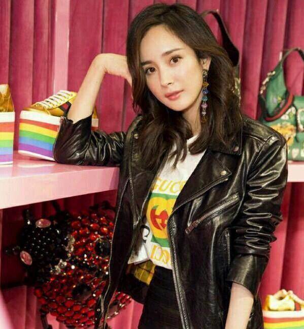 唐嫣最近的衣品真是开挂了,穿什么都好看,一身皮夹克的她更是像一个女