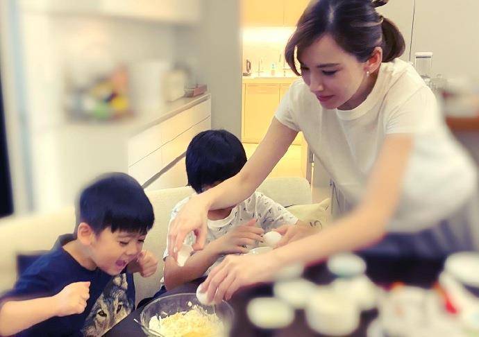 原创kimi和双胞胎做蛋糕做得太多了陈若仪把蛋糕当早餐吃