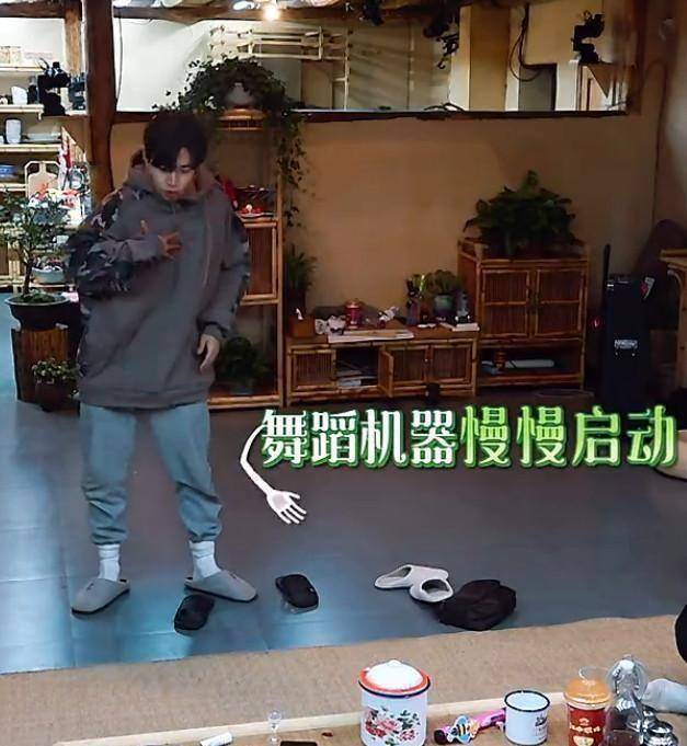 刘宪华不脱鞋踩踏凉席,黄磊张口5个字就训斥_生活_何炅_什么