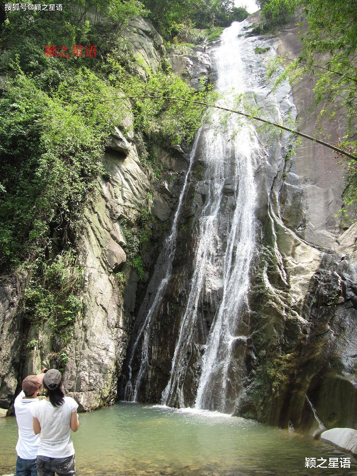 染弄镇让贤村内有个远近闻名的景点,名叫白水冲瀑布,发源于东岗之上.