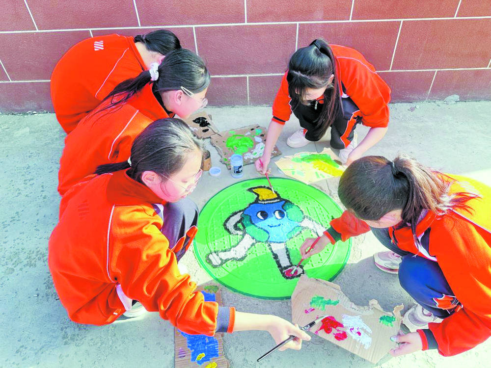 近日,郓城县利民小学开展了一场以"巧手绘井盖 妙笔倡环保"为主题的