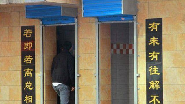 原创一茅房上联各路英雄豪杰在此弯腰下联之巧妙让人不禁一笑