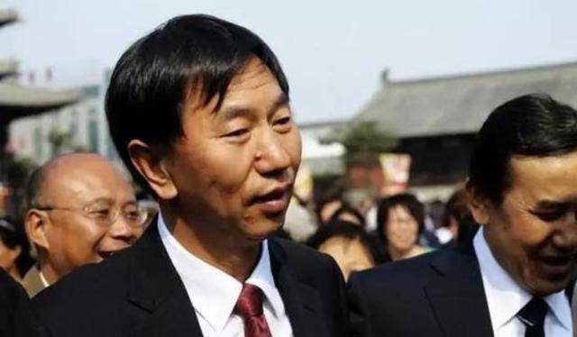 大同长街送别他的百姓面前,他是有泪不轻弹,一上车掩面痛哭的柔情市长