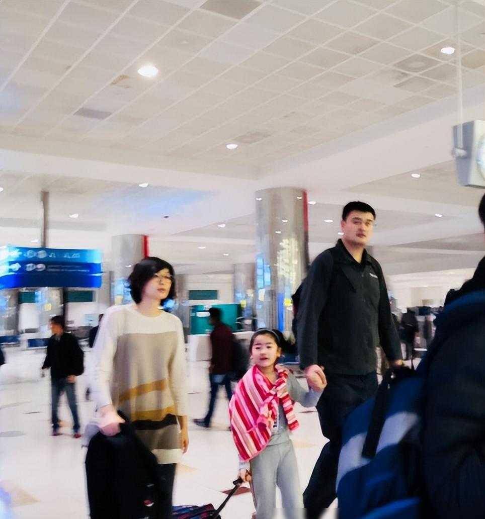 姚明女儿又胖了!姚沁蕾身高近2米,体重快190斤,像个小巨人