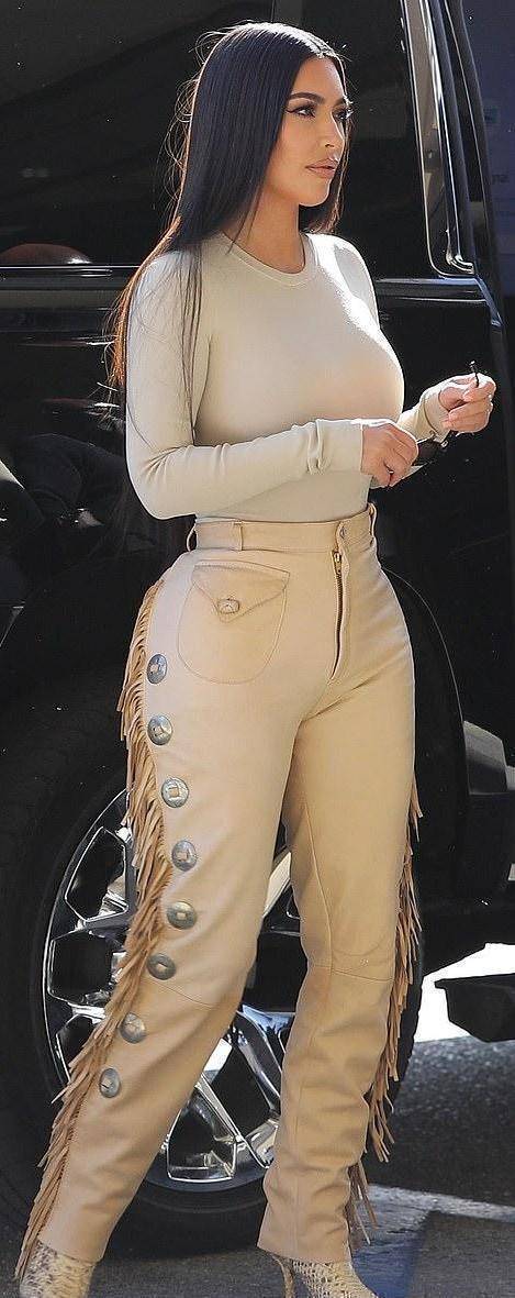 原创金卡戴珊出街又美了紧身上衣太显丰满流苏裤野性十足勒出细腰