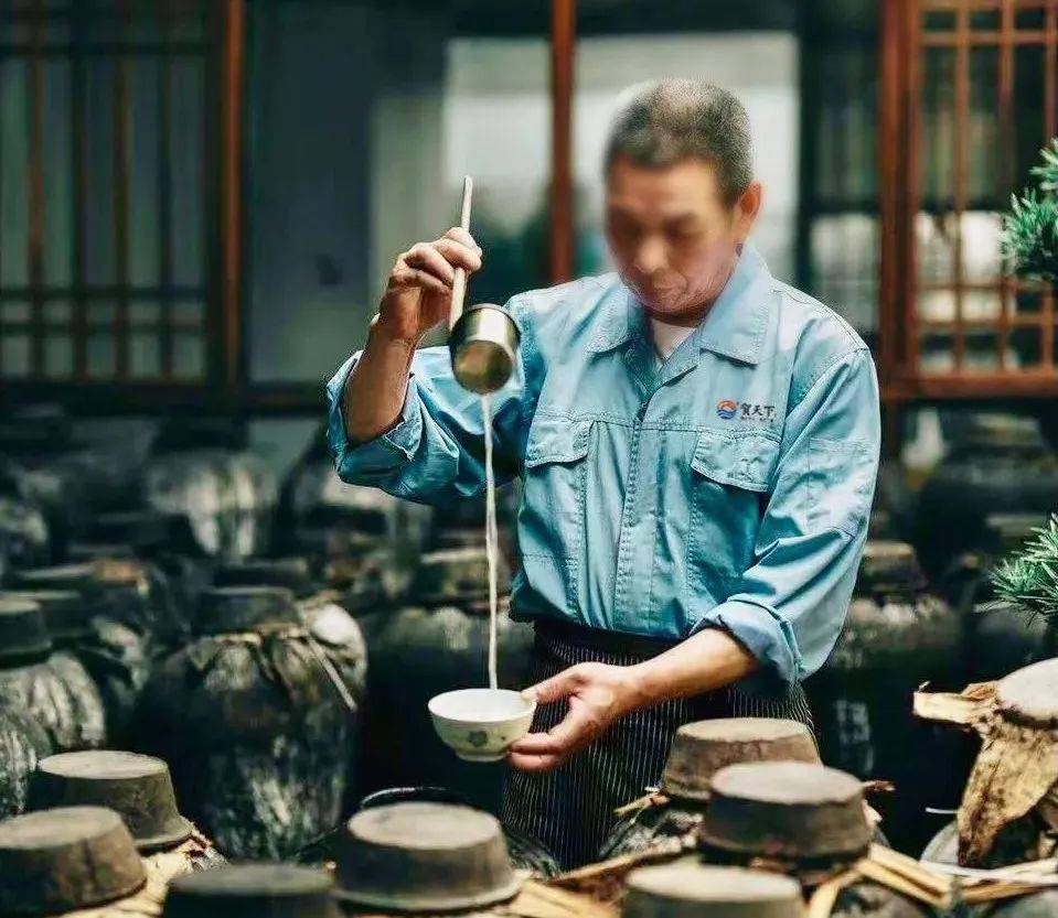 难忘的是故事里的酒回味的是酒里的故事
