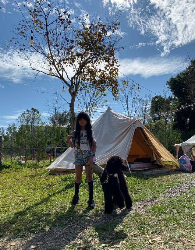 9岁就穿露脐装 无痕裤,小小年纪时髦不输妈_曹华恩_一身_黑色