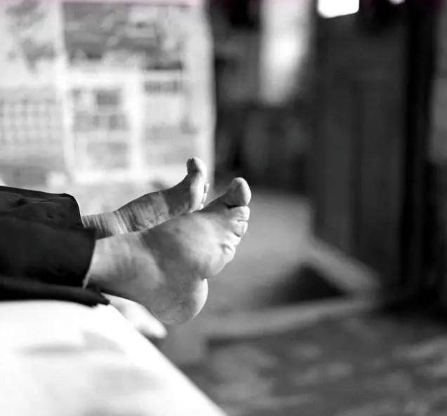 妈妈_妇女_脚尖