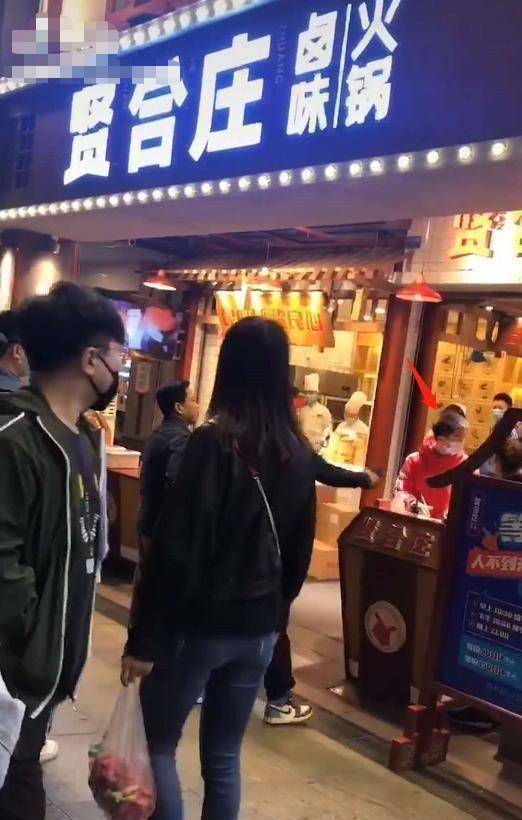 原创陈赫火锅店服务太差顾客站门口指着店员吼后者默不作声忙撇头