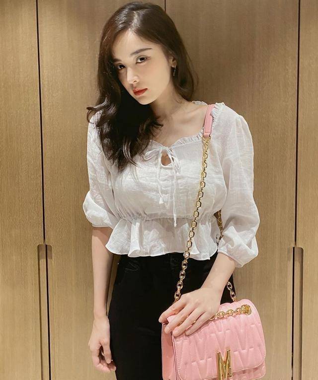 张翰前女友古力娜扎晒美照清爽自然美丽风姿卓越引人注目