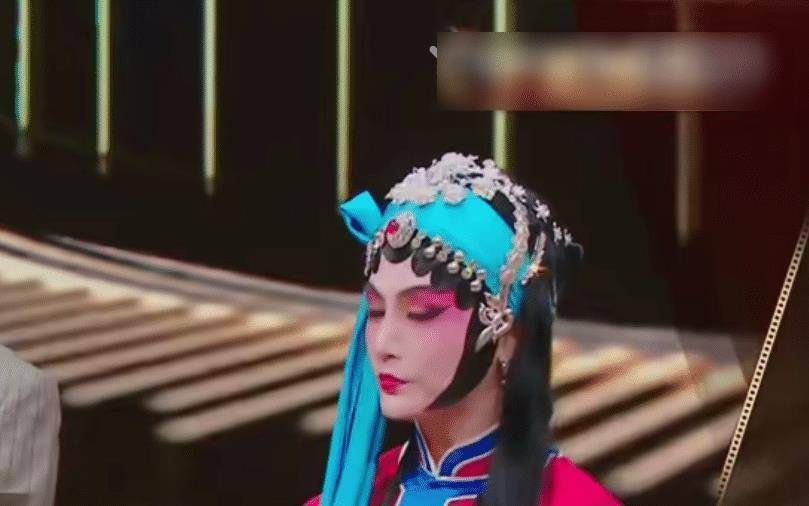 看到孙坚再次扮起戏曲造型,仿佛又梦回《百变大咖秀》的时期了,简直爷