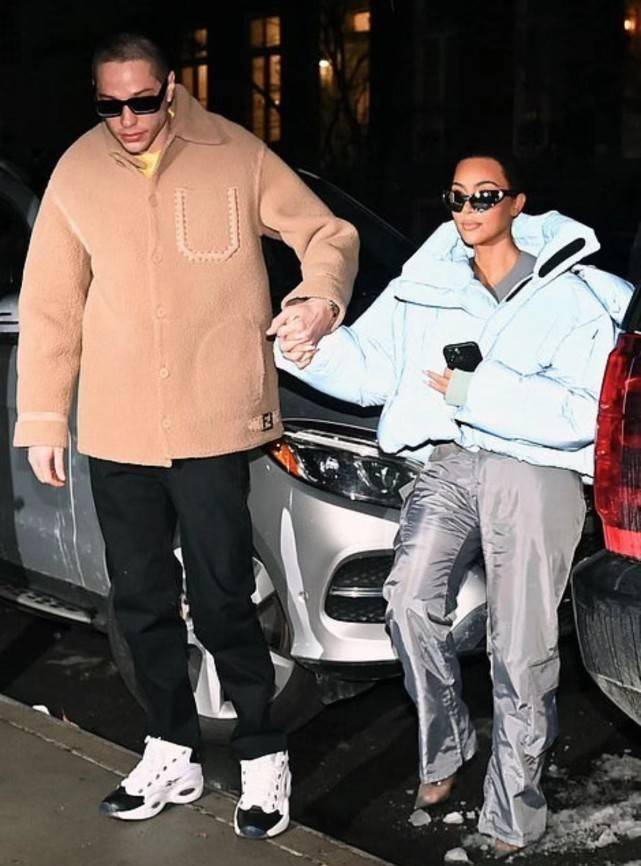 金卡戴珊黑成土色大变样!驾驭不住荧光色蓝衣,笑盯鲜肉男友好甜