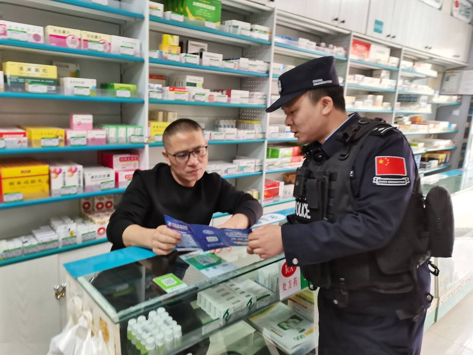 哈巴河县公安局禁毒办联合萨尔布拉克边境派出所开展禁毒宣传活动