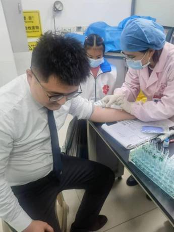 十万火急的爱心接力链家经纪人为六个月宝宝送救命血