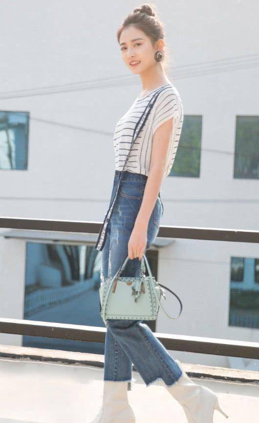 原创陈钰琪将牛仔裤剪成了几何体刚好和靴子完美嵌入难怪有逆天腿