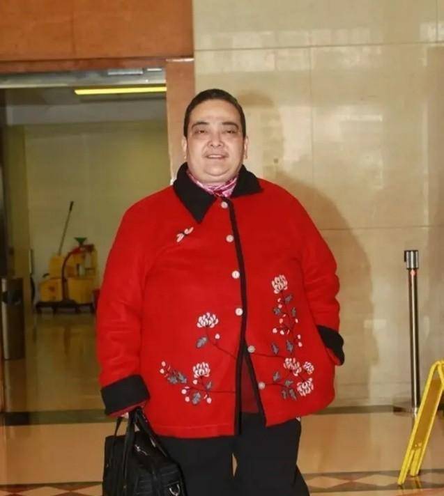 原创赌王的男相千金对5000亿遗产不争不抢自己赚钱做慈善