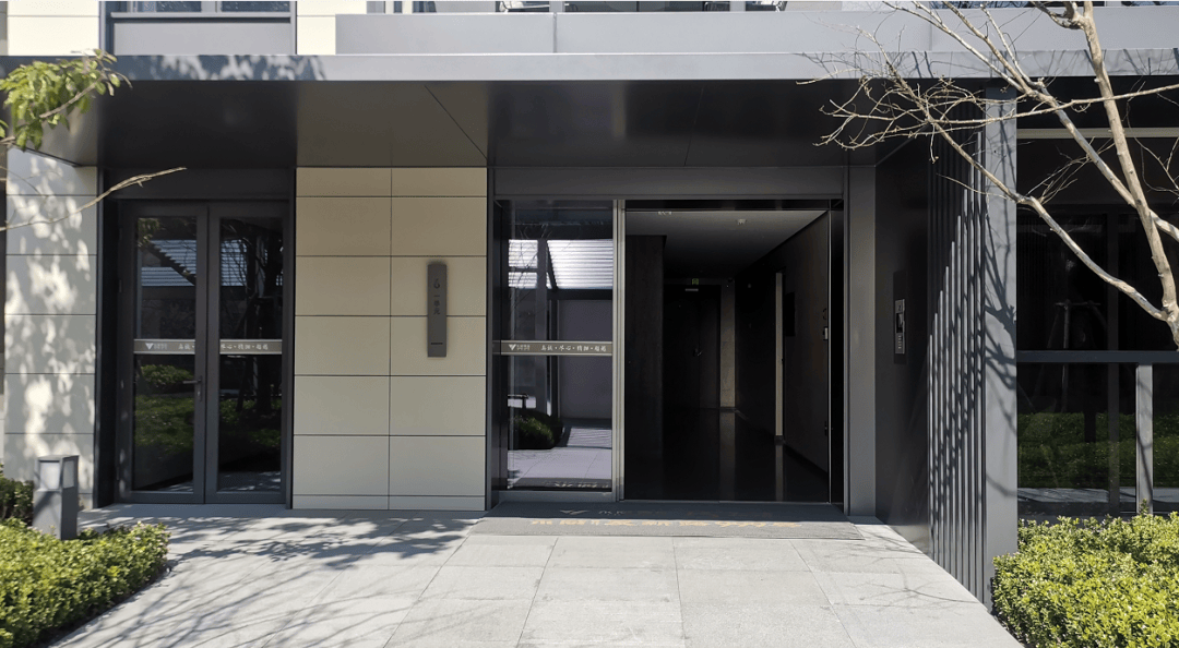 体验电梯均为进口品牌"东芝",电梯厅采用不锈钢门套乱纹防指纹不锈钢