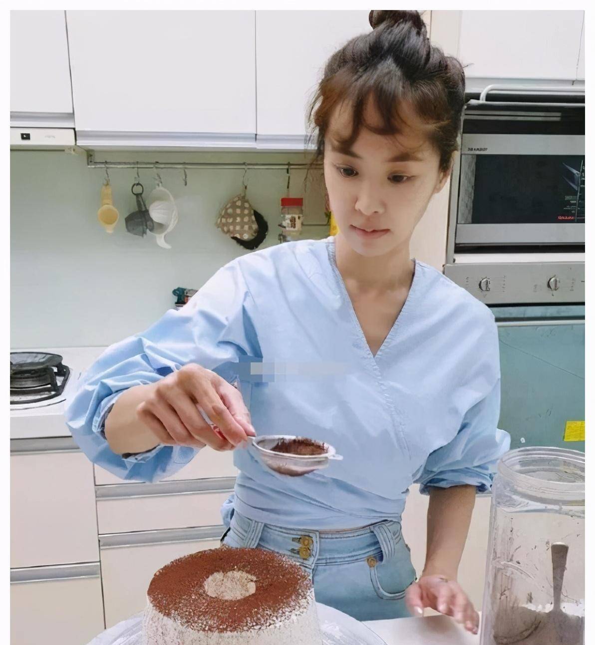 原创乔欣越来越时髦了穿彩色针织衫配紧身皮裤显高级小腿也太细了