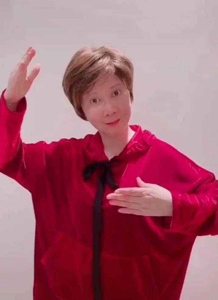 原创在餐桌上拍到蔡明尖嘴猴腮老态尽显没戴假发没化浓妆反倒比假脸