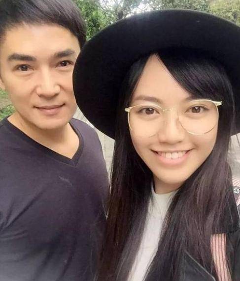 他甘愿将上亿身家给前妻,只为留住女儿,今53岁因女儿再度走红_焦恩俊