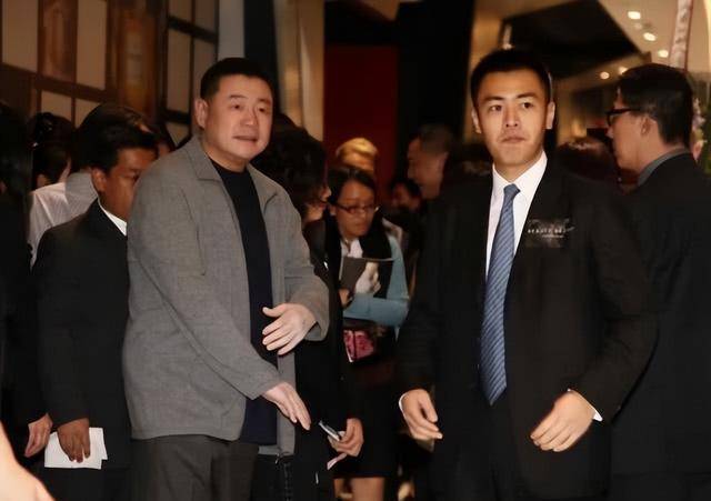 刘銮雄独子刘鸣炜:和风流亲爹唱反调,家产拱手让后妈,低调二婚