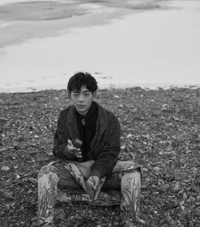 丁真首套大片曝出,表现力却胜过众明星,他成功跨入时尚圈_网络_家乡_