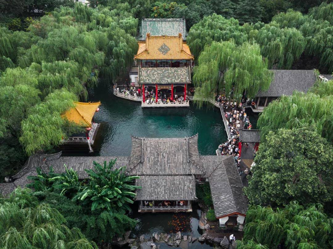 上午:可以选择在济南市区内继续游览其他景点,如黑虎泉,千佛山等.2.