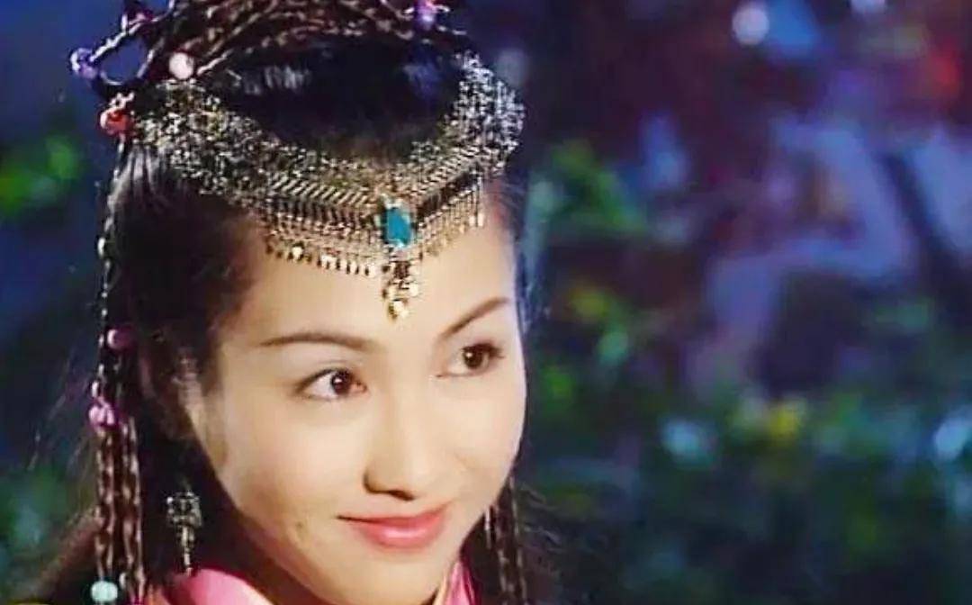 黎姿从小出生在一个电影世家,她的祖母是首代电影明星林楚楚,她本应该