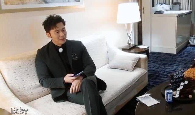 成员的首次见面,也贴心的准备另外两位成员黄旭熙和宋雨琦的人形立牌