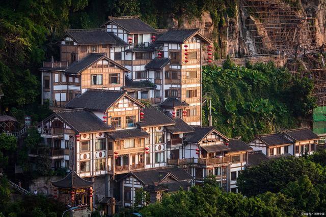 在这座城市里,我们将一同领略到独特的山城风情.