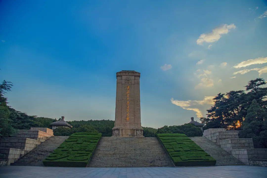 游云龙山登临放眼觉心舒,十里烟岑景色殊.