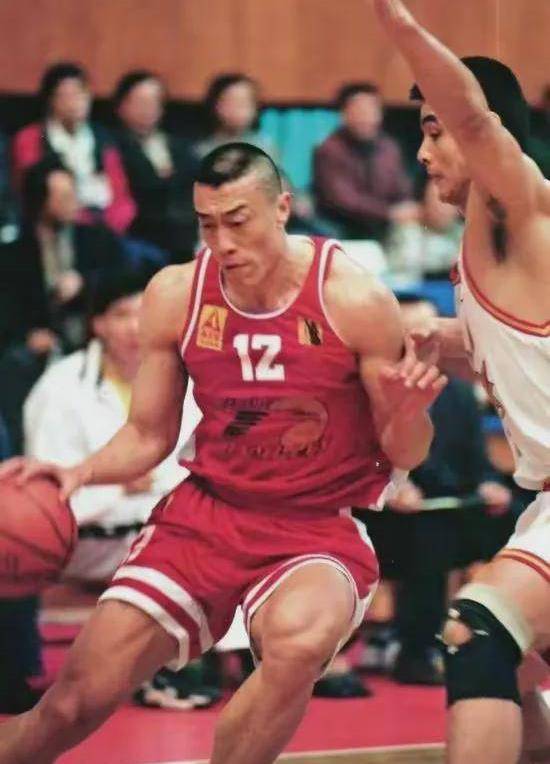 毕竟当时的男篮有一个黄金锋线组,无论是辽宁队的吴乃群,吴青龙,还是