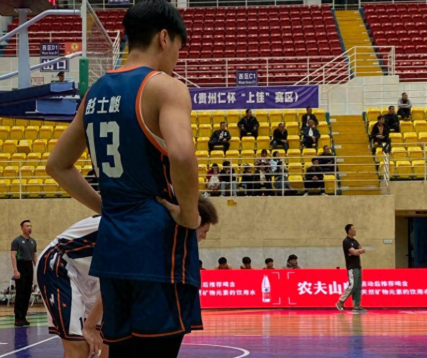 六连胜登顶客观地说,宏远u19的实力确实比其他青年队强,尤其是"小炸弹