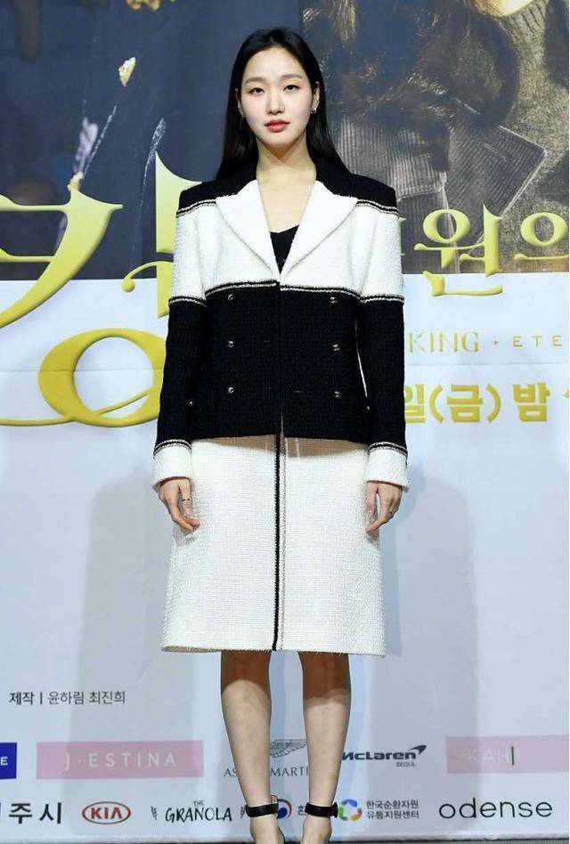 金高银新剧照曝光黑色风衣知性时尚简直太有气质