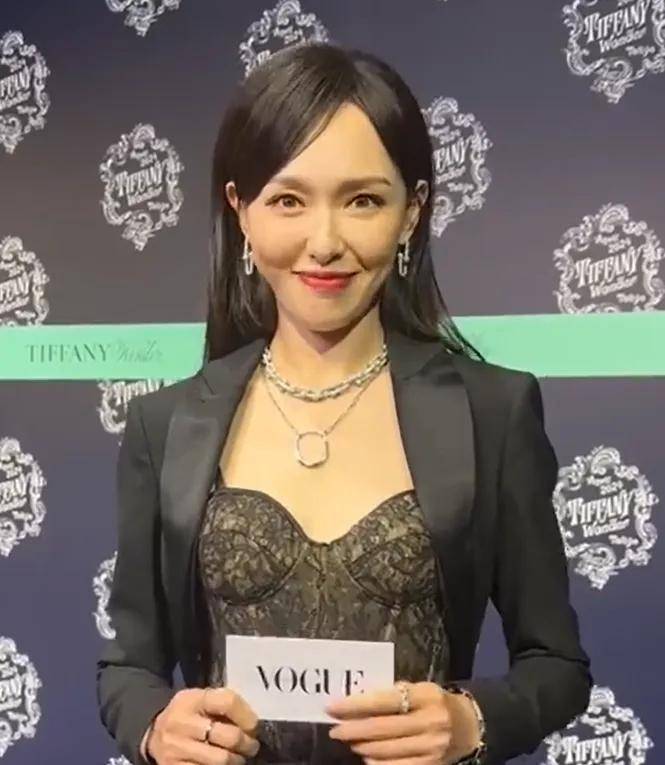 原创40岁唐嫣最新生图引热议苹果肌抢镜年龄感重网友感叹老了