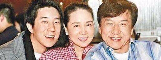 当被问及小龙女30岁的女友时,成龙的回应太过冷漠_房祖名_儿子_父亲