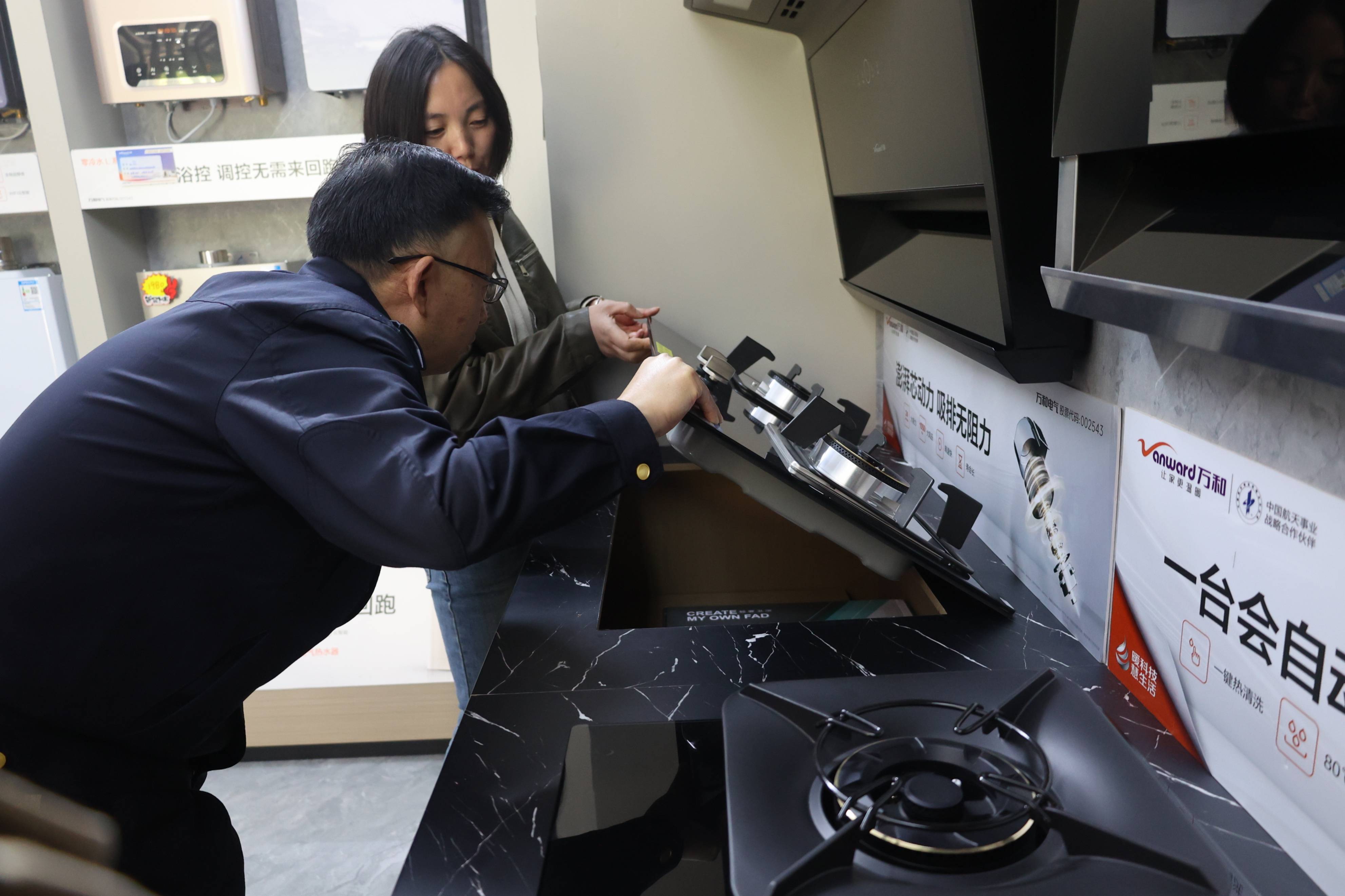 在经开区塘坊大道京东家电专销店,市场监管人员详细查看了营业执照