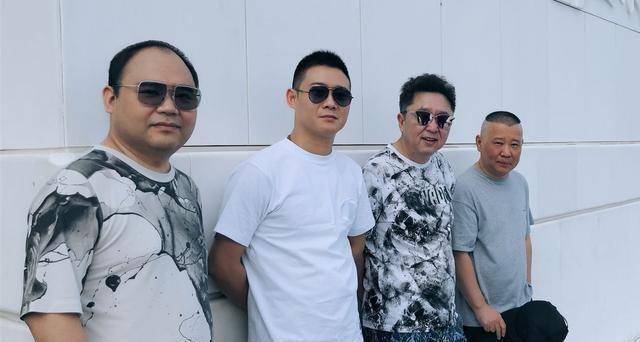 德云社侯震吐槽自家写字台还没忘了抖包袱难怪郭德纲说他嘴碎